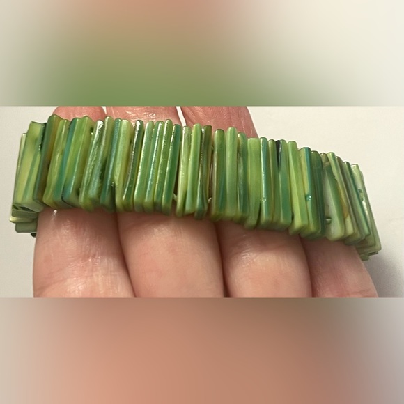 Shell elastic bracelet, green jewelry - Picture 13 of 16
